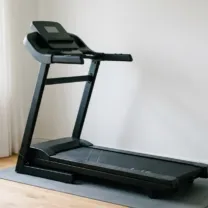 部屋の すみに置いた、ランニングマシンのイメージ（生成 AI で作ったイメージ）